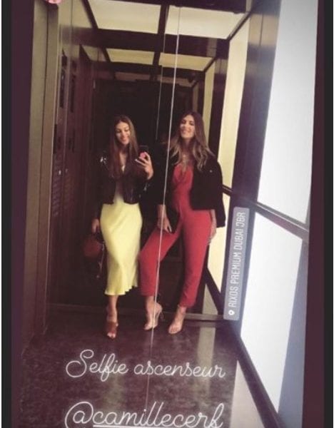 En vacances à Dubaï avec Iris Mittenaere, l'ancienne Miss Univers 2016 et Miss France 2016, Camille Cerf a publié une photo de leur look sur Instagram.