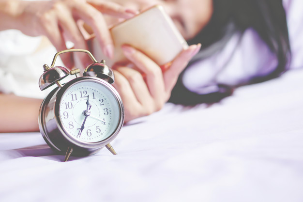 Des recherches américaines ont montré que le fait de se coucher tard et de ne pas suivre des horaires réguliers de sommeil pouvait être associé à un risque accru de surpoids chez les jeunes filles.