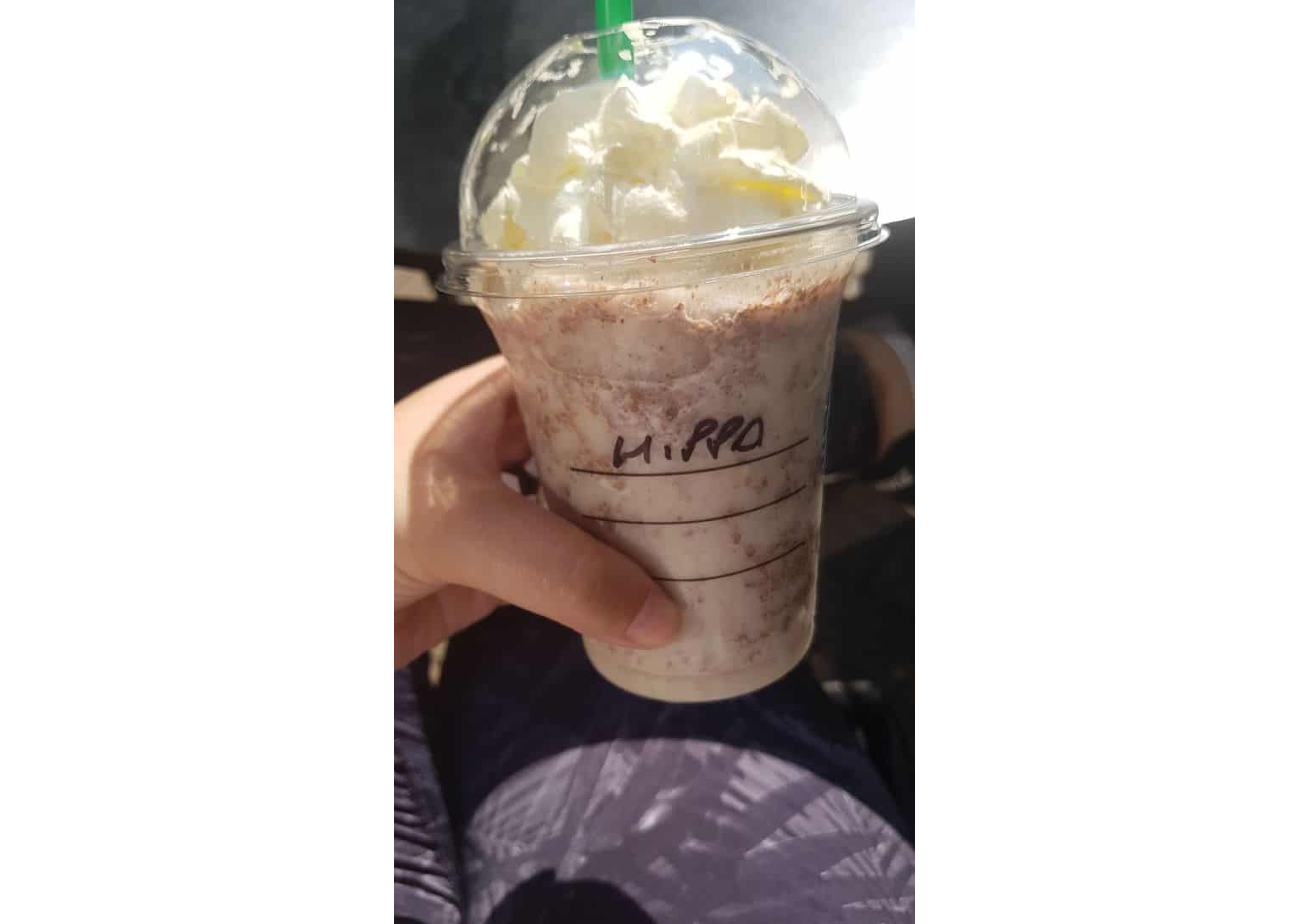 Nadia Khan, une jeune Londonienne, a été victime de grossophobie alors qu’elle commandait, en compagnie de sa mère, une boisson au barista dans un Starbucks.