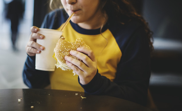 C'est devenue une évidence et les enquêtes qui s'enchaînent le démontrent chaque fois : les enfants pauvres sont deux fois plus susceptibles d'être dangereusement en surpoids que leurs homologues plus riches.