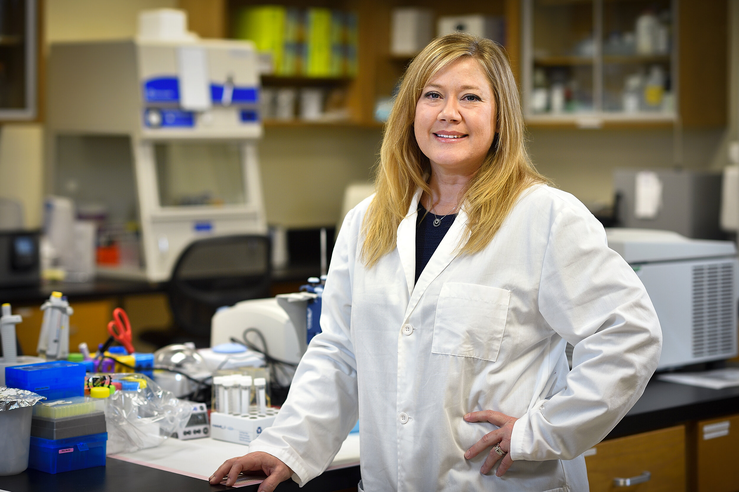 Amie Lund, une chercheuse en toxicologie cardiovasculaire à l'Université du Nord du Texas, a constaté que l'exposition à certains polluants atmosphériques peut causer un gain de poids, surtout lorsqu'il est associé à un régime riche en graisses.