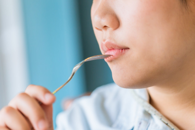 Comment détecter les troubles du comportement alimentaire chez nos jeunes, quelles solutions pour sortir de cette souffrance, pourquoi certaines femmes vivent avec ça au quotidien...