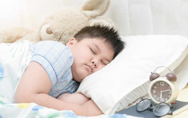 Des chercheurs suédois ont enregistré l’activité du sommeil chez les enfants. Selon les scientifiques, les enfants qui se couchent tard peuvent courir un risque plus élevé d’obésité. Ils expliquent qu’une durée de sommeil plus courte peut affecter le corps d’un enfant de nombreuses façons, y compris en augmentant les niveaux d’insuline.