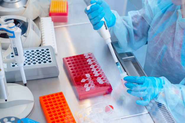 L'Organisation mondiale de la santé prévoit, dans un rapport rendu public début février, une hausse de 81% des malades du cancer dans les pays à revenu faible et intermédiaire d’ici 2040. En cause : l’insuffisance de fonds consacrés à la prévention. Selon le rapport, obésité, tabagisme et pollution figurent parmi les principales causes de la maladie.