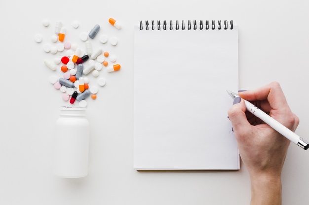 A la suite d’une augmentation des prescriptions des traitements Plaquenil® (hydroxychloroquine) et Kaletra® (lopinavir/ritonavir), l’ANSM alerte sur le danger que peuvent représenter ces médicaments pris en automédication. Elle enjoint les pharmaciens d’officine à ne délivrer ces médicaments que sur prescription médicale dans leurs indications habituelles, « ceci afin de sécuriser leur accès aux patients qui en bénéficient pour leur traitement chronique ».