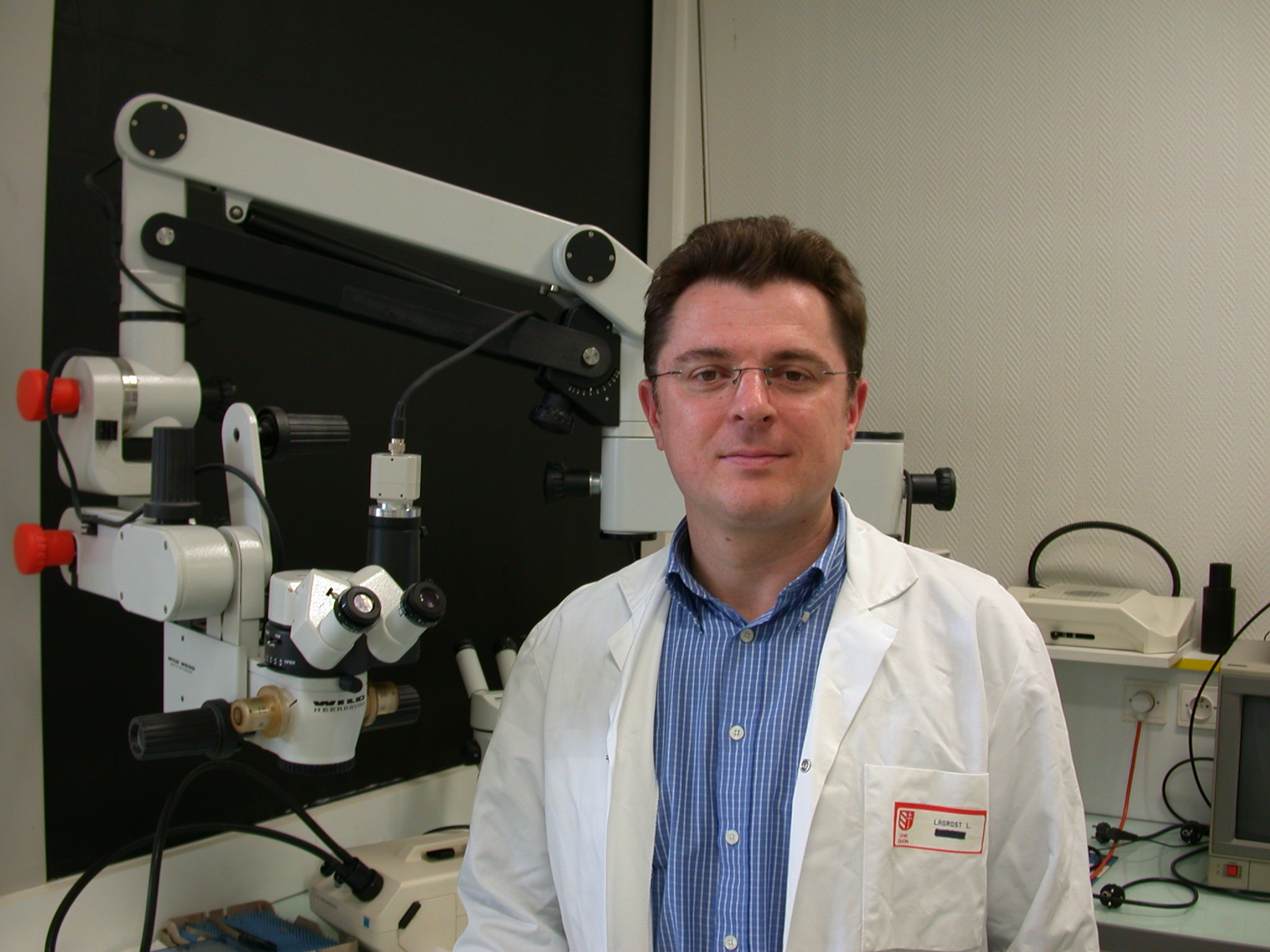 Directeur de recherche à l’Inserm (Institut national de la santé et de la recherche médicale) à l’Université de Bourgogne à Dijon, Laurent Lagrost a été l’un des premiers à alerter sur l’arrivée imminente de l’épidémie de coronavirus en France. La Ligue contre l’obésité l’a interviewé. Ses recherches le conduisent à penser que l’obésité est un facteur de risque majeur de forme dangereuse du coronavirus. Pour cet expert, la mémoire immunitaire, notamment au BCG ou à la tuberculose, pourrait contribuer à diminuer les formes sévères ou critiques du Covid-19.