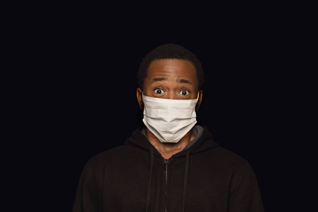 La communauté noire américain paie un lourd tribut à la crise du Covid-19. Le pourcentage de Noirs décimés par la pandémie est particulièrement alarmant dans le sud du pays et à Chicago. Cette large morbidité s'explique par la pauvreté et la précarité qui frappent cette partie de la population. Une population également victime de gros problèmes de santé et d’un criant manque d'accès aux soins.