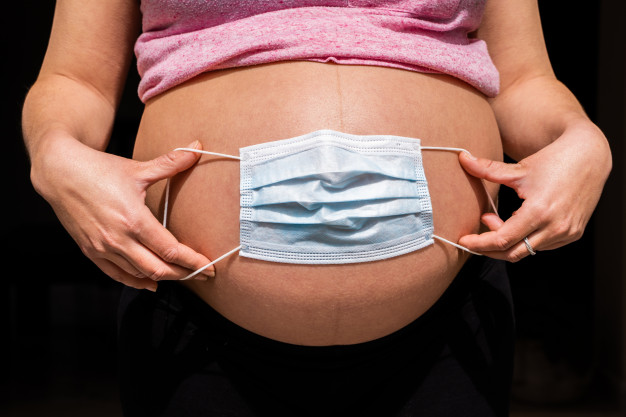 On commence à avoir des données sur les effets du coronavirus sur les femmes enceintes et leur nourrisson. Une nouvelle étude de l’Université de médecine de Washington vient de révéler que le Covid-19 peut gravement affecter les femmes enceintes qui sont en surpoids ou en situation d’obésité avant de devenir enceinte.