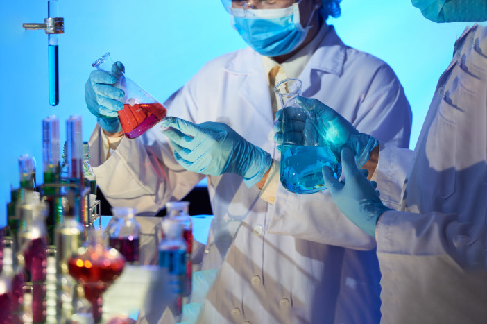 Selon une nouvelle étude menée aux Pays-Bas, le sang des hommes contient, par rapport aux femmes, une plus grande concentration d’enzyme ACE-2. C’est cette protéine qui favoriserait l’infection au Covid-19. Une analyse qui rejoint celle d’autres scientifiques persuadés que si les personnes atteintes d’obésité ont plus de risque de souffrir durement du coronavirus, c’est parce que leurs cellules graisseuses produisent cette protéine en grande quantité.