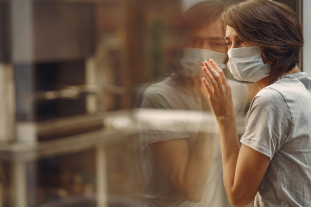 Des chercheurs italiens recommandent aux personnes atteintes d’obésité de doubler leur temps d’auto-isolement à 28 jours. Ces experts se basent sur la recherche autour des épidémies de grippe pour faire valoir que ces personnes sont plus sensibles à des infections comme le Covid-19. Selon eux, ces patients peuvent être contagieux pendant plus longtemps.
