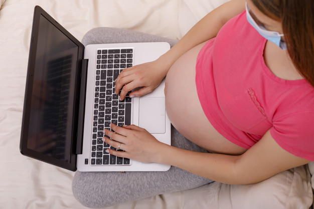 Selon plusieurs constatations médicales, la plupart des femmes enceintes et leurs bébés à naître ne pâtissent pas durablement de l'infection par le Covid-19. Cependant, la propension du virus à favoriser l'apparition de caillots susceptibles de boucher les vaisseaux sanguins paraît particulièrement alarmante pour cette population. Et le risque est augmenté chez certaines patientes souffrant d’obésité.