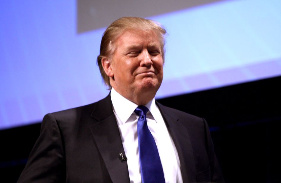 Sur la base des mesures communiquées par son médecin, le président américain conserve un poids élevé mais stable. Il s’agit du troisième examen physique annuel de Trump. Le mois dernier, ses adversaires avaient critiqué sa prise d’hydroxychloroquine et fustigé, à tort, son « obésité morbide ».