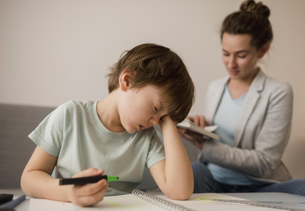 L’obésité infantile est un problème mondial. Et le lien entre des heures de coucher tardives et le risque de développer une obésité est bien réel. Une équipe canadienne a observé les dossiers médicaux de 1 642 enfants âgés de 2 à 5 ans.