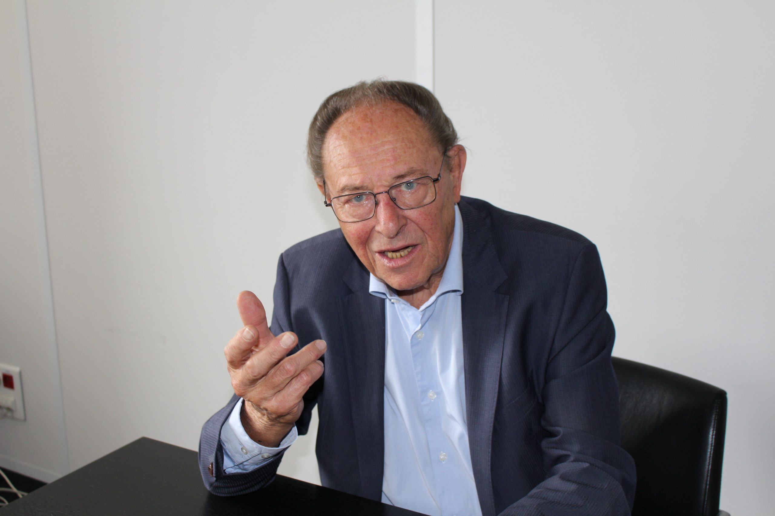 Professeur de nutrition honoraire de médecine, ancien chef du service de nutrition à l'Hotel-Dieu à Paris, Bernard Guy-Grand a contribué à développer la médecine de l’obésité dont plusieurs les élèves sont maintenant chefs de services de nutrition dans plusieurs hôpitaux parisiens. Il pose un regard sans concession sur une pathologie complexe à l’origine de nombreuses discriminations. Il répond aux questions de la Ligue contre l’obésité.