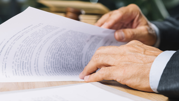 La Direction de l'information légale et administrative placée sous l’autorité du Premier ministre a publié, mardi 20 octobre sur son site, les mesures qui s’appliquent désormais aux personnes vulnérables suite à la décision du Conseil d’Etat de suspendre le décret du 29 août qui définissaient nouveaux critères. Retour au décret du 5 mai, mais en annonçant une évolution possible dans les prochains jours...