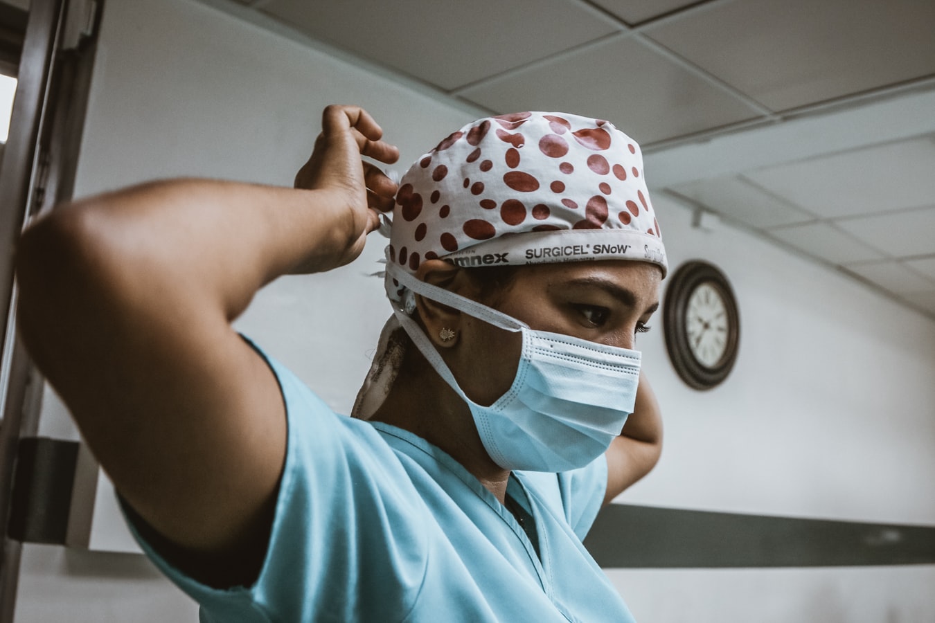 Si la maladie la Covid-19 augmente rapidement chez les jeunes adultes aux États-Unis, elle est souvent décrite comme une maladie affectant les personnes âgées. Sauf que peu d’études ont inclus des patients plus jeunes pour comprendre la trajectoire clinique. Une équipe de l’hôpital de Boston vient de démontrer que le taux de formes sévères touche essentiellement des jeunes de 18 à 34 ans atteints d’obésité.