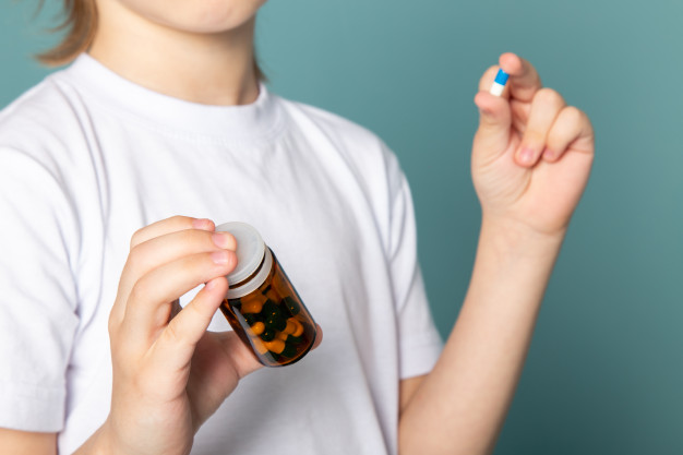 Une équipe de recherche sud-coréenne a constaté que l’utilisation d’antibiotiques chez les nourrissons peut entraîner l’obésité infantile. L’utilisation d’antibiotiques avant 24 mois a été associée à l’obésité à 30-36 mois. La revue Metabolism : Clinical and Experimental vient de publier les résultats de l’analyse réalisée auprès de plus de 30 000 bébés.