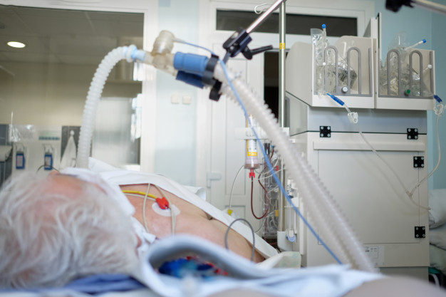 Le taux de mortalité des malades en réanimation entre fin février et début mai 2020 a atteint 31%, selon une étude portant sur plus de 4 200 patients, essentiellement en France, mais également en Suisse et Belgique. Cette étude, qui précise plus finement le profil des malades graves hospitalisés en réanimation, souligne que les patients étaient en moyenne plus souvent atteints d’obésité que la population générale.