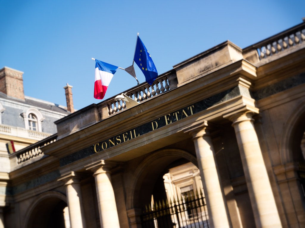 Dénoncé dès sa publication par la Ligue contre l’obésité, le dispositif instauré par le décret du 10 novembre ne protège pas assez les malades à risque contre le coronavirus. Comme huit autres associations de santé, elle réclame à la fois la prise en compte de pathologies supplémentaires, la protection des cohabitants et estime que l’Etat transfère à l’employeur le pouvoir de décider de la vulnérabilité de ses salariés. Pas accep
