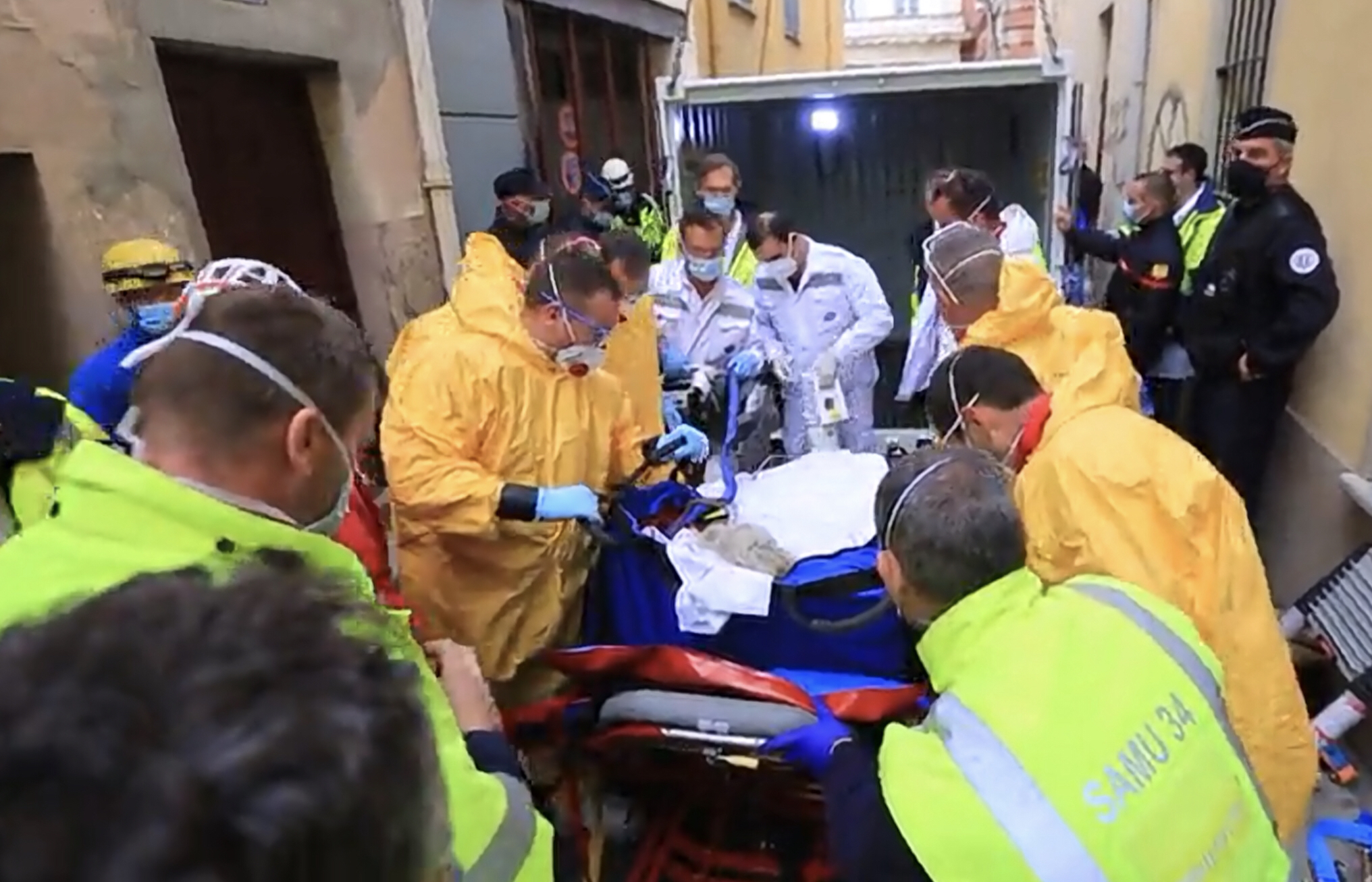Le calvaire d’Alain P. a pris fin. En obésité massive, ce patient de 53 ans est enfin sorti de son appartement de Perpignan où il était cloitré depuis plusieurs années et immobilisé à la suite d’une chute depuis juillet 2019. Mardi 1er décembre, l’intervention des secours a duré plus de six heures (1). Hospitalisé à Montpellier, Alain P. a souhaité adresser ses premiers mots à la Ligue contre l’obésité qui l’a soutenue dans cette épreuve.