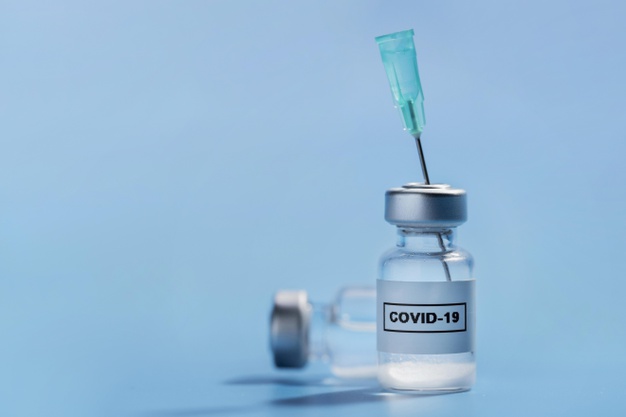 Le Premier ministre a présenté, en fin de semaine dernière, la stratégie gouvernementale pour une campagne de vaccination contre le coronavirus. Elle se découpe en trois grandes phases et devrait commencer au plus tard début janvier. La vaccination contre le Covid-19 sera gratuite pour tous. 1,5 milliard d'euros ont été budgétés. Un million de personnes en Ehpad seront vaccinées en priorité en janvier. Ceux qui sont atteints d’obésité le seront un mois plus tard.