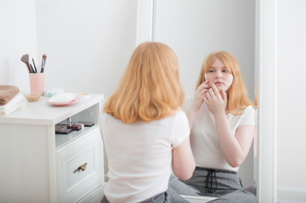 Les jeunes filles touchées par la puberté précoce seraient plus à risque de devenir obèses à l'âge adulte. C’est la conclusion à laquelle est arrivée le professeur américaine Carole Elias qui a travaillé sur le lien entre obésité et puberté. Son étude sur la souris permet d’identifier les gènes reliant l’apparition de la puberté à des zones cérébrales spécifiques. La leptine serait l’hormone coupable.