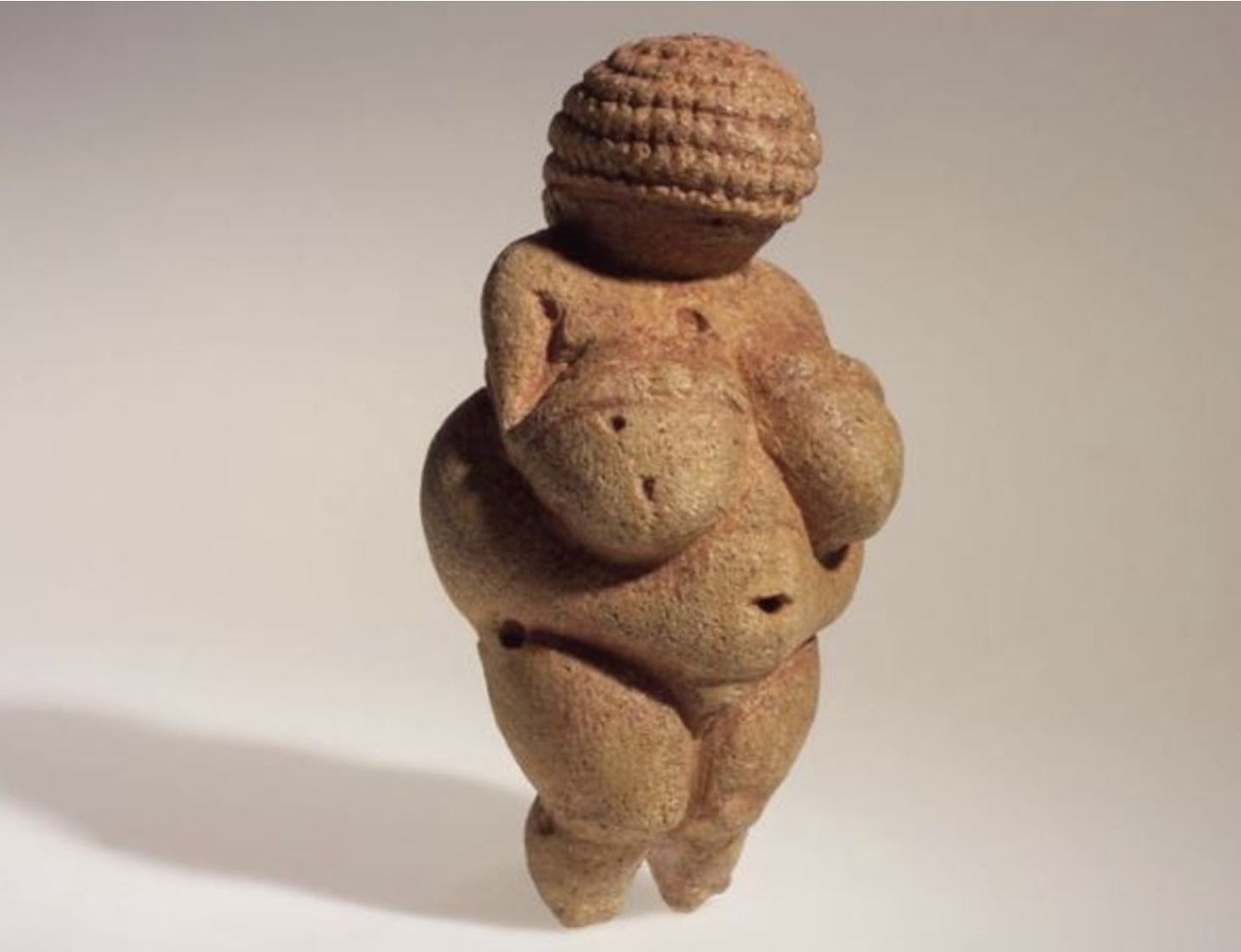 Des scientifiques auraient résolu le mystère des statuettes paléolithiques, ces figurines de la préhistoire à formes obèses. Selon eux, elles représentent un corps féminin idéalisé, apte à procréer, à une époque où les changements climatiques avaient rendu la vie plus difficile.