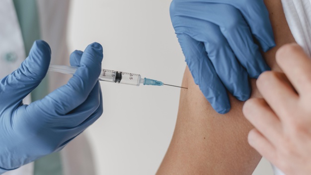 En août 2020, un groupe de scientifiques avait exprimé des réserves sur l’efficacité du vaccin contre la Covid-19 pour les personnes souffrant d’obésité. Le laboratoire Pfizer vient de révéler que le vaccin contre le coronavirus fonctionne aussi bien chez les personnes obèses que chez celles qui ne le sont pas. L’occasion de faire le point sur le vaccin, les effets secondaires, la durée de la protection...