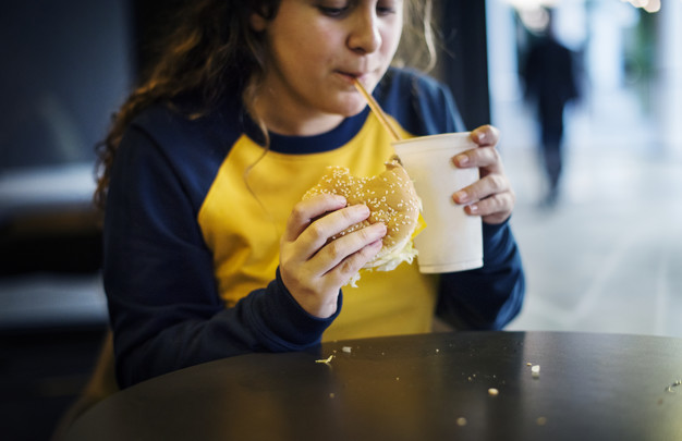 Une étude américaine menée dans l’Arkansas tend à démontrer que l’exposition aux fast-foods sur le trajet de l'école n'affecterait pas systématiquement le poids des enfants. Ces résultats vont à contre-courant de nombreuses autres études, de certaines idées reçues et surtout des politiques menées dans certaines grandes villes américaines pour lutter contre l'obésité infantile.