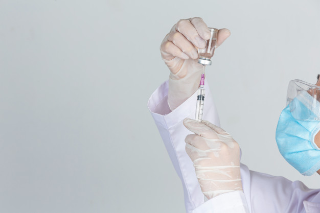 En France, la campagne de vaccination contre la Covid-19 a débuté depuis le 27 décembre. Face aux critiques sur la lenteur de la mise en place de cette vaste campagne, le gouvernement a revu sa stratégie de déploiement du vaccin. Si les dates sont encore susceptibles de bouger, les personnes en situation d’obésité pourraient recevoir leur piqûre entre février et mars. Le point sur un calendrier plutôt évolutif...