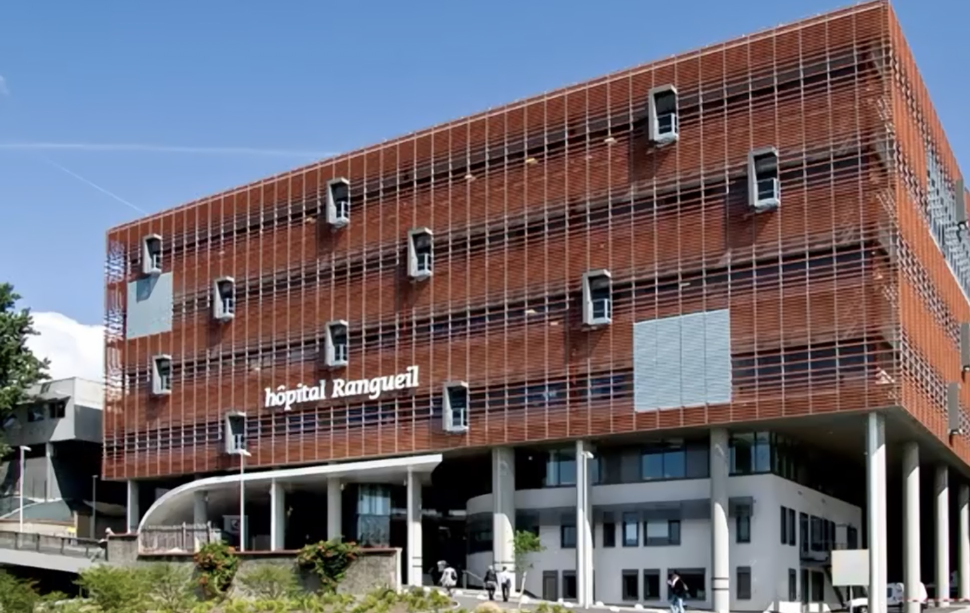 En fin de semaine dernière, la direction de l’hôpital de Toulouse, en Haute-Garonne, a fait le point sur l’activité hospitalière liée à la Covid-19. Si le nombre d’admissions liées à la Covid-19 est en légère baisse depuis une quinzaine de jours, le plateau reste très élevé. Une nouvelle population plus jeune, le plus souvent atteinte d’obésité massive, apparaît dans les lits de réanimation.