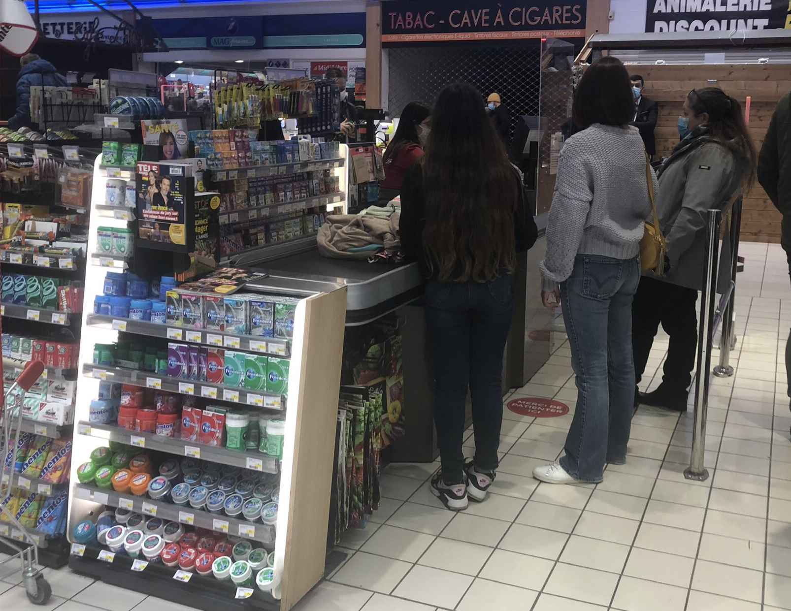 Cette mesure prendra effet en 2022. Elle vise à lutter contre l’obésité des Britanniques. Sévèrement frappé pr la Covid-19, le Premier ministre Boris Johnson avait déjà pris des mesures pour lutter contre la "malbouffe" en interdisant les publicités à la télévision avant 21 h. Une action médiatique, mais qui ne s’attaque pas au problème de fond.