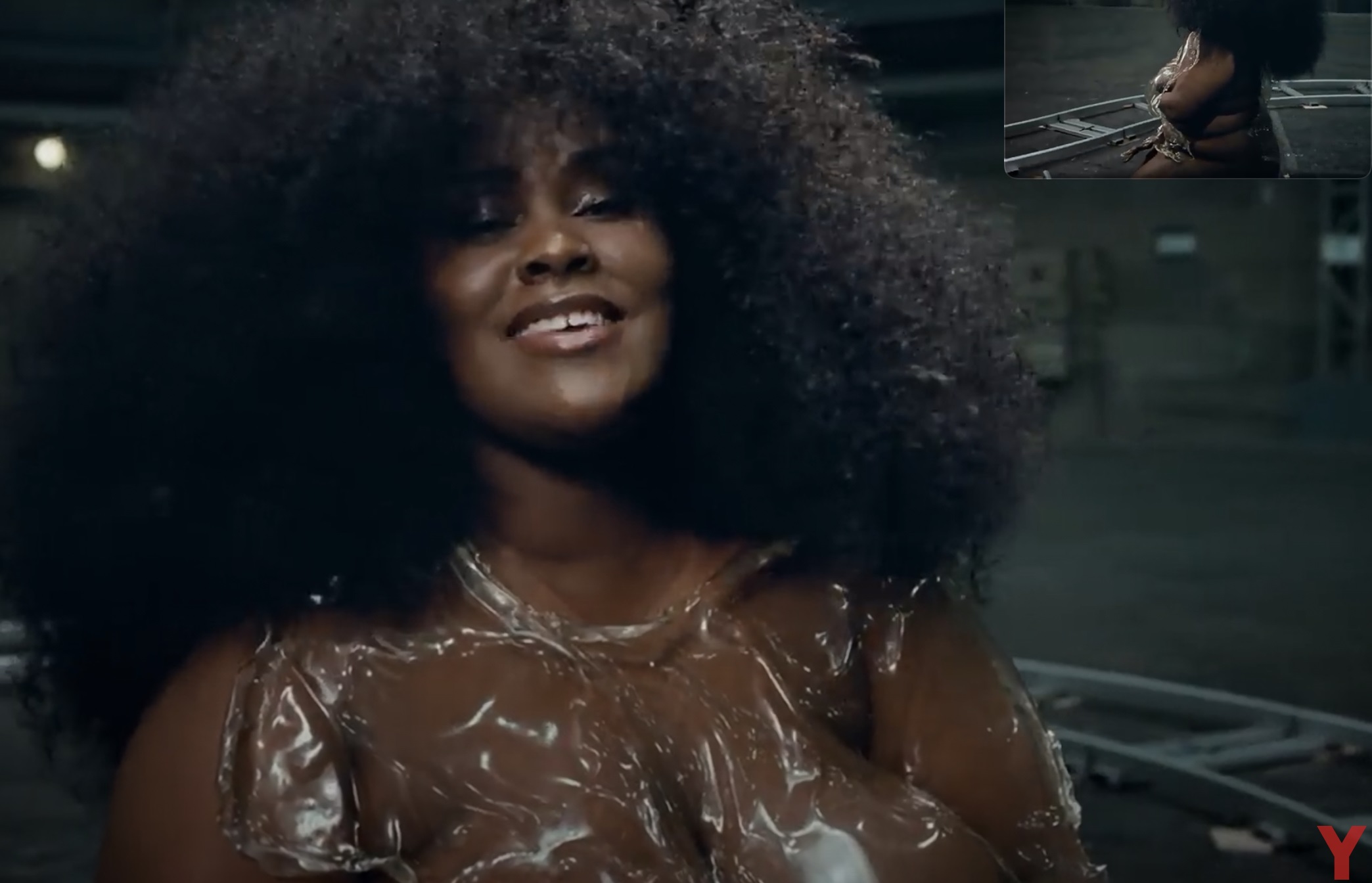 Mi-mars, dans l’émission L’Info du vrai, Le Mag sur Canal +, la chanteuse Yseult est revenue sur son rôle de muse pour certains créateurs de mode. Souvent victime d'attaques grossophobes et racistes, la jeune femme s'est fièrement assumée « en obésité massive, noire et canon ! »