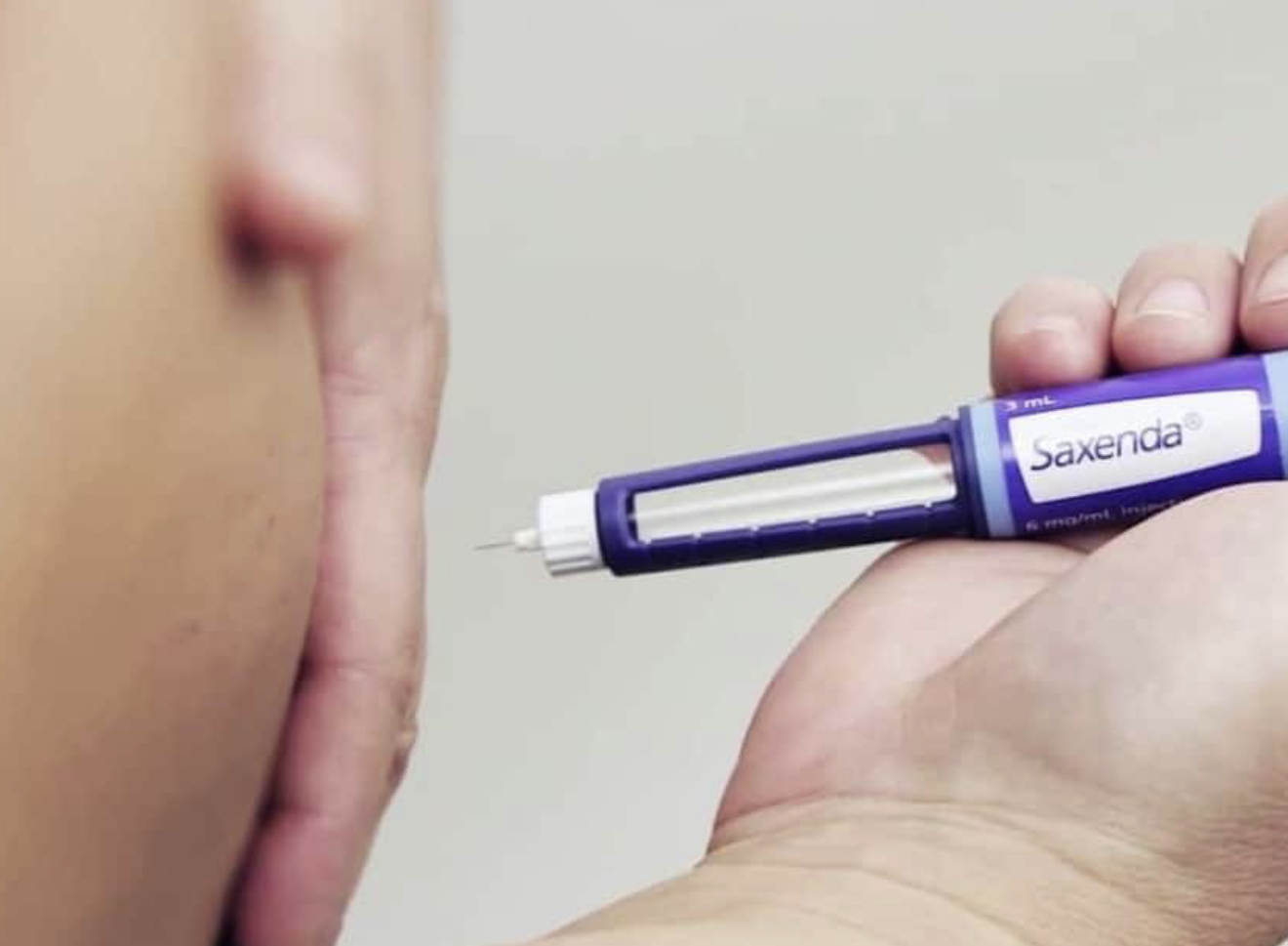 Le laboratoire danois vient d’annoncer la prochaine arrivée à France d’un médicament pour lutter contre l’obésité : le Saxenda®. Il est indiqué pour les adultes en obésité, y compris en cas de facteur de risque associé. Les tests ont démontré que 67% des patients qui ont pris ce médicament ont perdu au moins 5% de leur poids, tandis que 30% des patients ont perdu jusqu’à 10% de leur poids. Ce traitement s’ajoute au sémaglutide, un autre produit qui vient de faire l’objet de différentes études pour les patients en obésité.