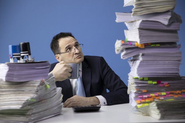 Selon des chercheurs du Collège de médecine de l’Université catholique de Corée, les hommes qui passent de longues heures au travail sont plus susceptibles que les autres de développer de l’obésité.