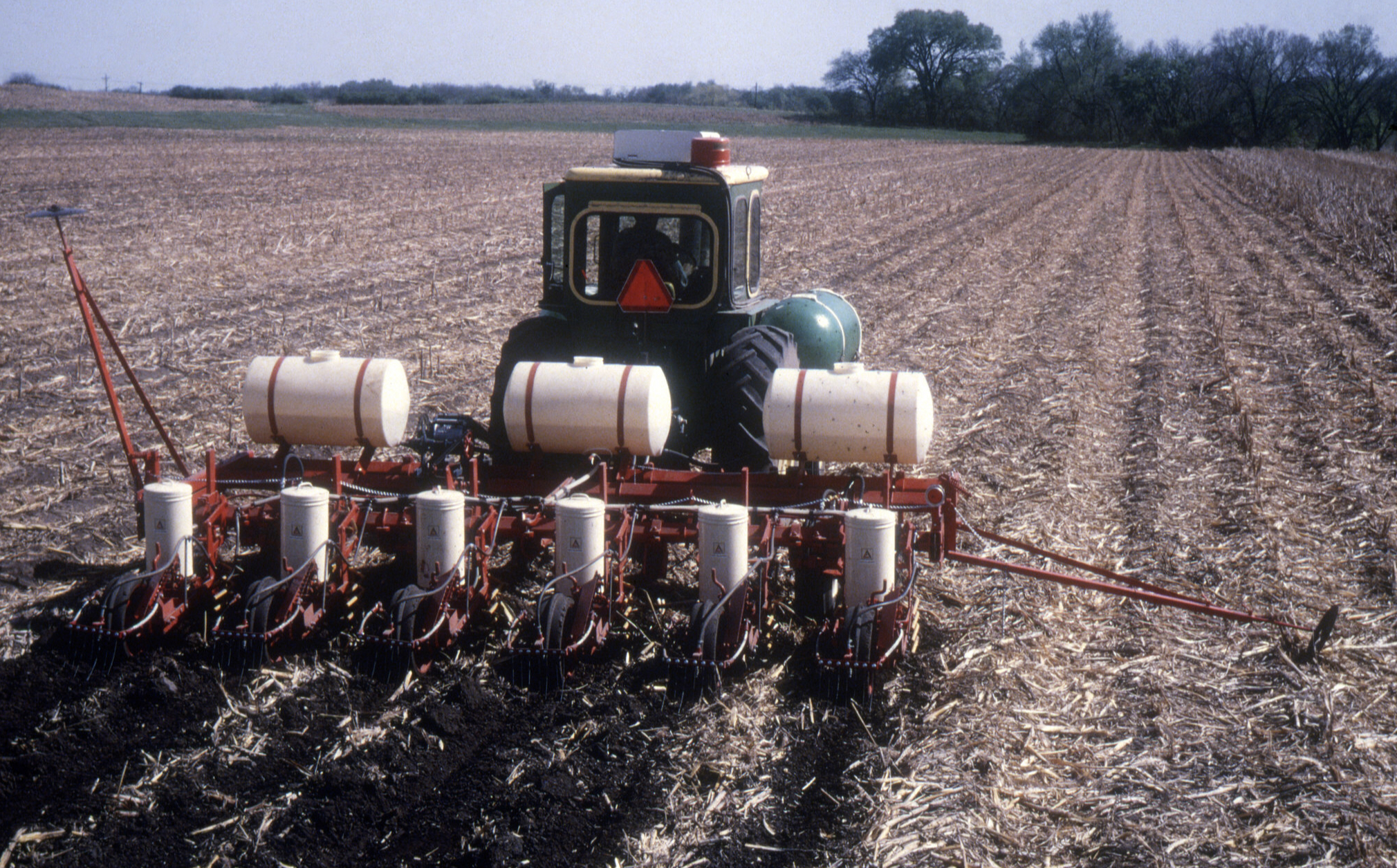 Une nouvelle étude au long cours vient de révéler que les petites-filles dont les grands-mères ont été exposées au pesticide DDT ont des taux plus élevés d’obésité et des premières menstruations précoces. Selon les chercheurs américains, cela peut augmenter le risque de cancer du sein des petites-filles ainsi que l’hypertension artérielle, le diabète et d’autres maladies cardiométaboliques.