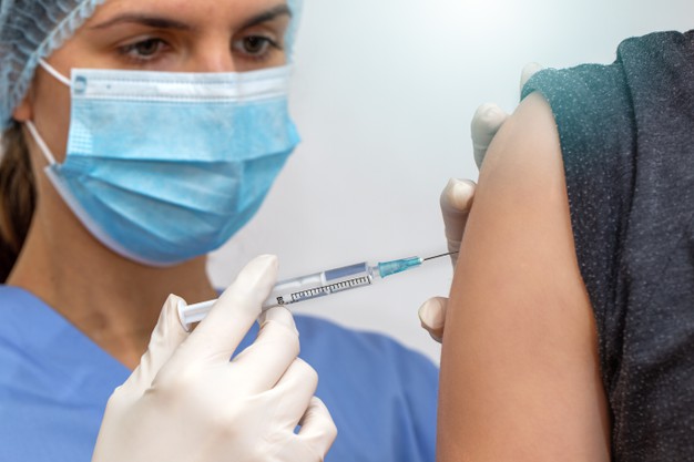 Suite aux cas thromboses repérées en Europe, la Haute Autorité de santé préconise de passer à un rappel à ARN messager pour celles et ceux ne font plus partie de la cible vaccinale d’AstraZeneca. Mais l’Organisation mondiale de la santé ne cautionne pas...